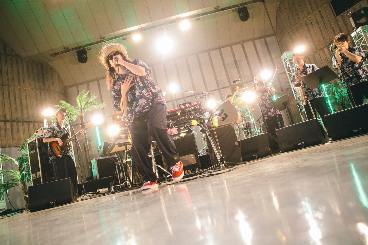 「YOUR SONG IS GOOD presents "SOFT LANDING" - 20th Anniversary Oneman Live Show at 日比谷野外大音楽堂 -」の様子。(撮影：三浦知也)