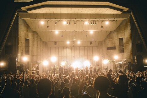 「YOUR SONG IS GOOD presents "SOFT LANDING" - 20th Anniversary Oneman Live Show at 日比谷野外大音楽堂 -」の様子。(撮影：三浦知也)