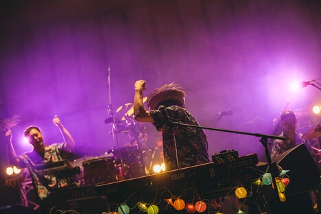 「YOUR SONG IS GOOD presents "SOFT LANDING" - 20th Anniversary Oneman Live Show at 日比谷野外大音楽堂 -」の様子。(撮影：三浦知也)