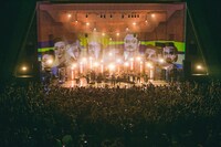 「YOUR SONG IS GOOD presents "SOFT LANDING" - 20th Anniversary Oneman Live Show at 日比谷野外大音楽堂 -」の様子。(撮影：三浦知也)