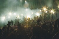 「YOUR SONG IS GOOD presents "SOFT LANDING" - 20th Anniversary Oneman Live Show at 日比谷野外大音楽堂 -」の様子。(撮影：三浦知也)