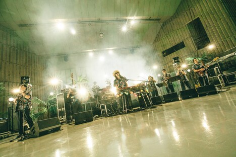 「YOUR SONG IS GOOD presents "SOFT LANDING" - 20th Anniversary Oneman Live Show at 日比谷野外大音楽堂 -」の様子。(撮影：三浦知也)