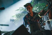 タナカ“ズィーレイ”レイジ（Dr）(撮影：三浦知也)