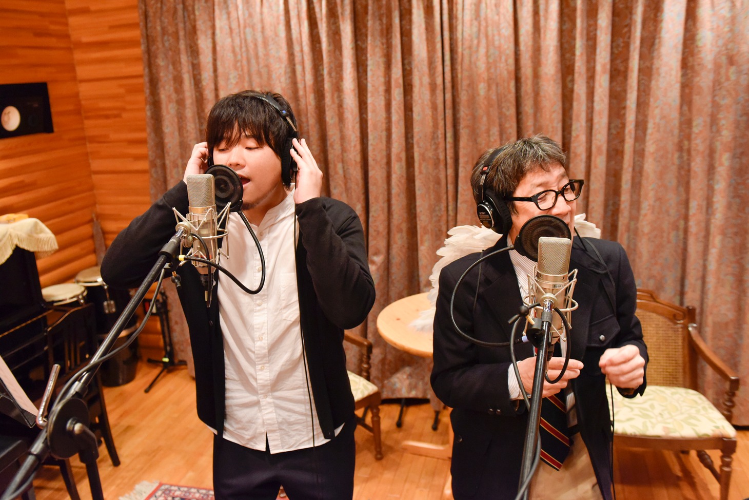 左から秦基博、KAN。（写真提供：FM802）