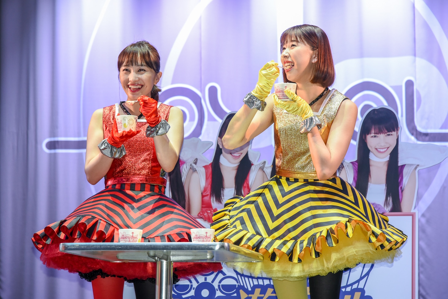 「ディッピンドッツアイスクリーム」を試食する百田夏菜子と玉井詩織。