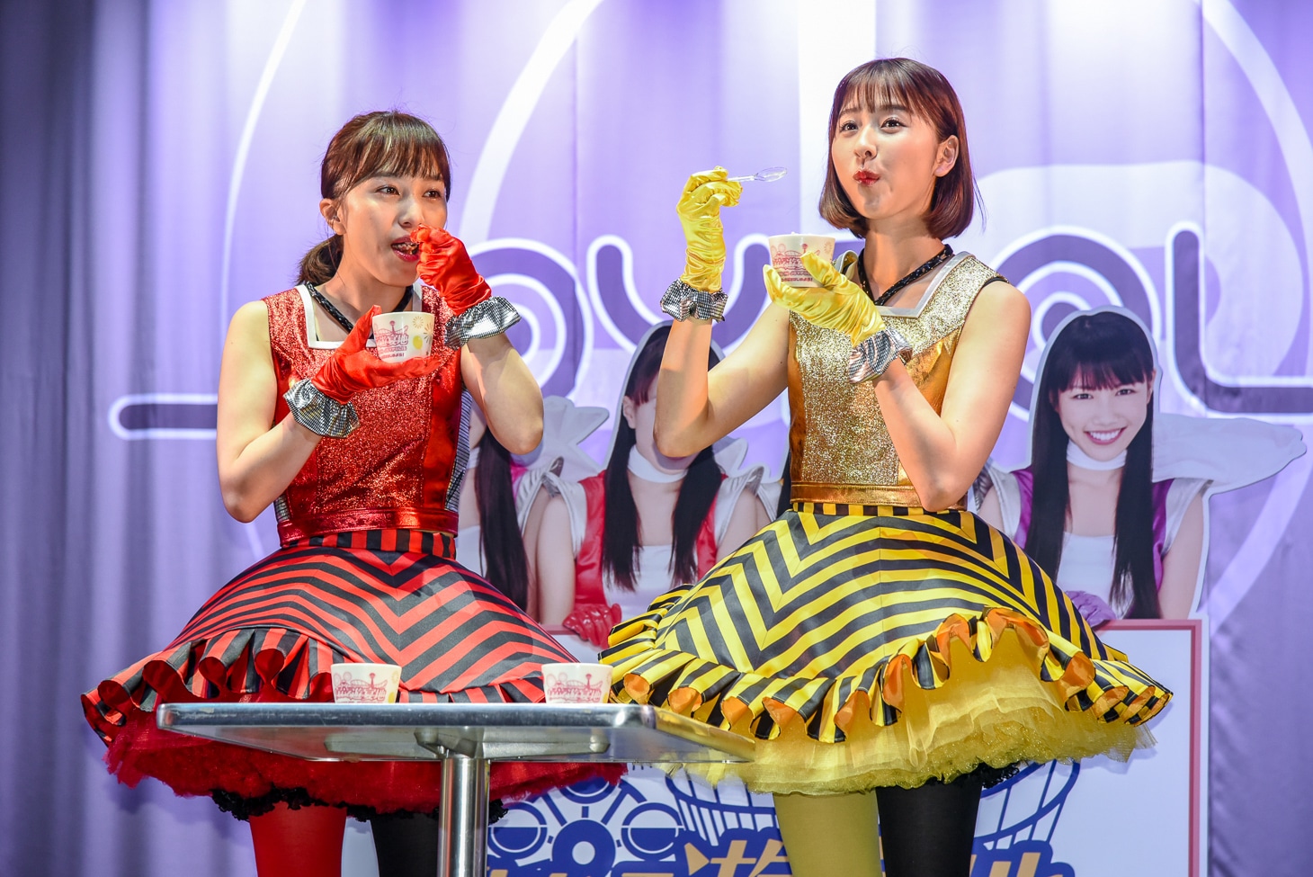 「ディッピンドッツアイスクリーム」を試食する百田夏菜子と玉井詩織。
