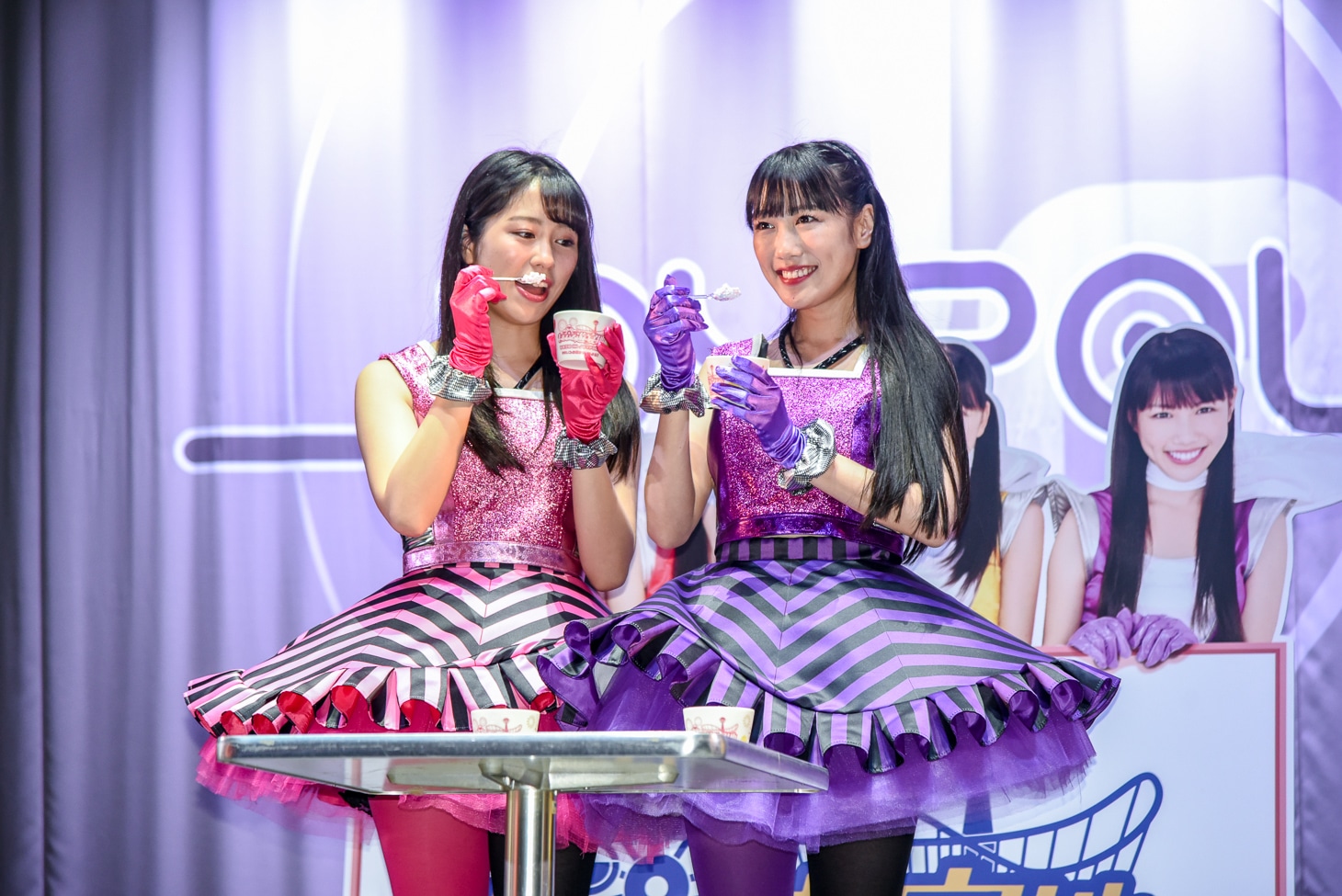 「ディッピンドッツアイスクリーム」を試食する佐々木彩夏、高城れに。