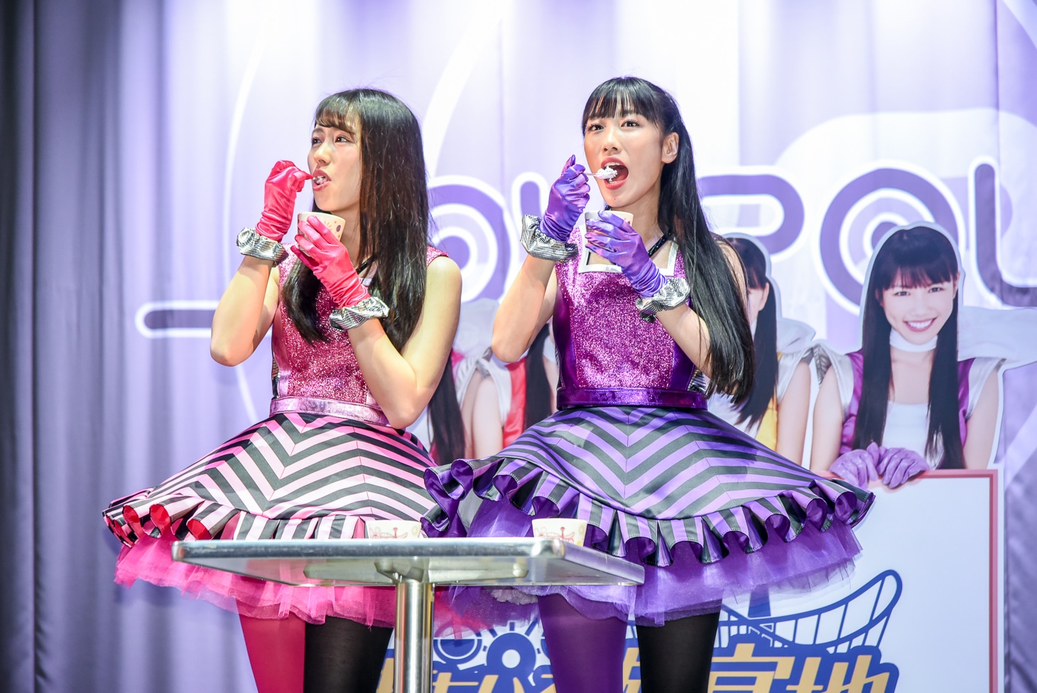「ディッピンドッツアイスクリーム」を試食する佐々木彩夏、高城れに。