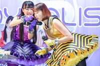 アイスクリームをシェアする高城れにと玉井詩織。