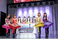 ももいろクローバーZと8年前の写真を使ったパネル。