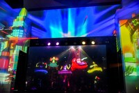 「ももいろ遊宴地 ももクロ IN JOYPOLIS」で上映されるももいろクローバーZのプレミアムデジタルライブの様子。