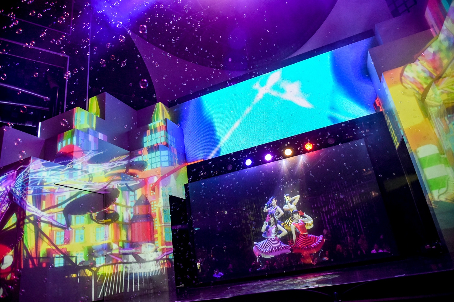 「ももいろ遊宴地 ももクロ IN JOYPOLIS」で上映されるももいろクローバーZのプレミアムデジタルライブの様子。