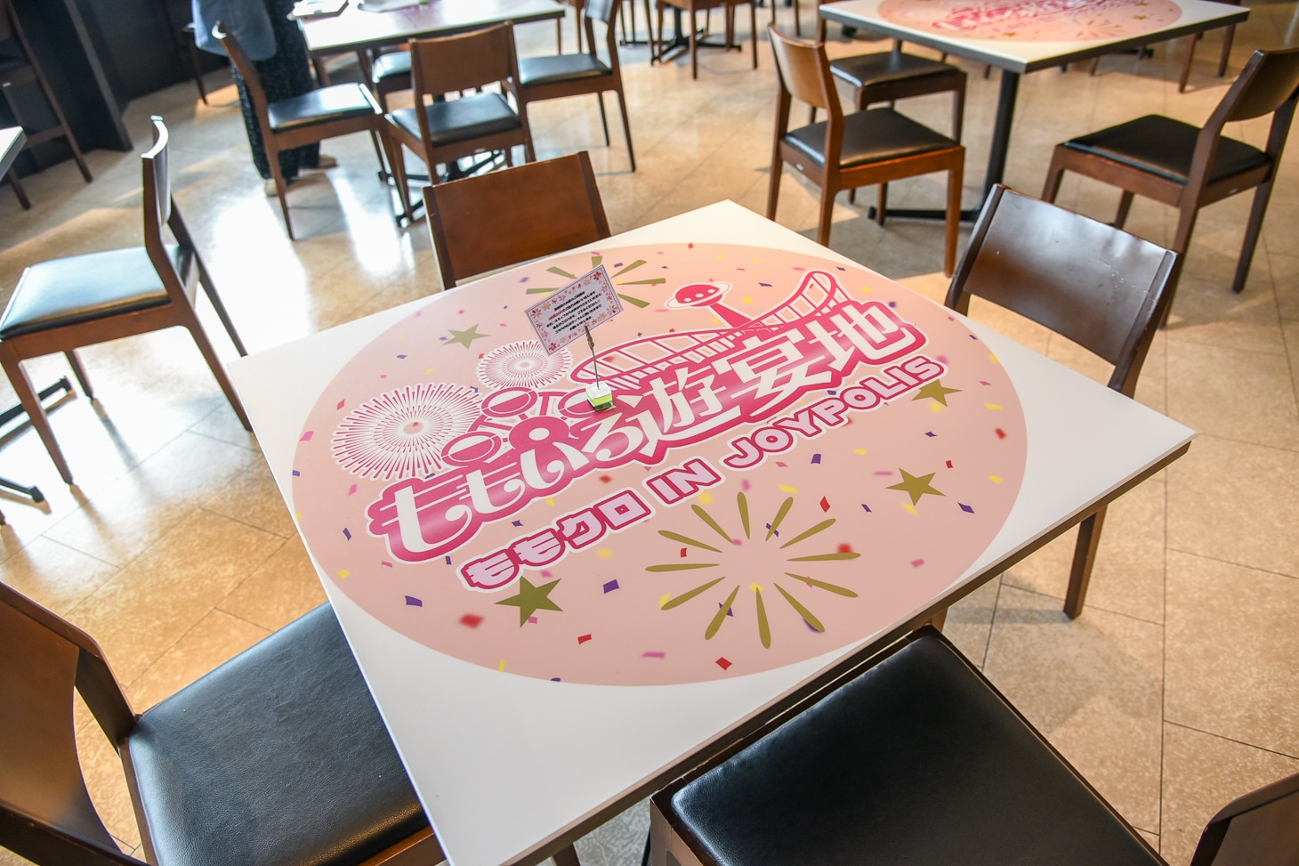 「ももいろ遊宴地 ももクロ IN JOYPOLIS」コラボカフェ店内の様子。