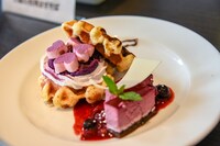 ももいろクローバーZコラボフード「鋼の戦士専用！紫いものワッフルサンド」（1500円）