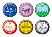 オリジナルグッズの「セガコラボカフェ 超特急 ヘッドマーク風缶バッジ」。