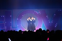 欅坂46「二人セゾン」を披露する野口衣織、佐々木舞香。（Photo by Ken Ishii）