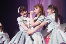 左から高松瞳、大谷映美里、齊藤なぎさ。（Photo by Ken Ishii）