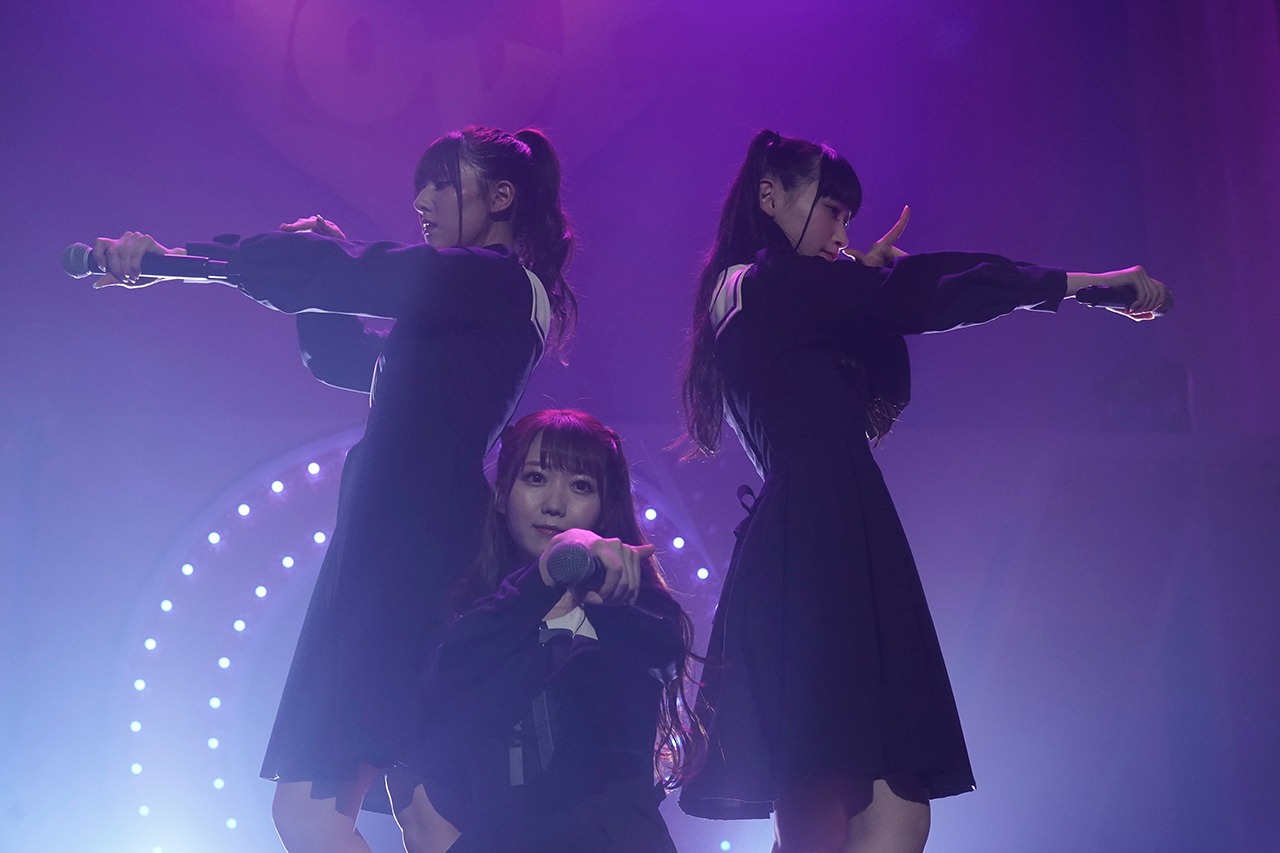 乃木坂46「気づいたら片想い」を披露する佐竹のん乃、大谷映美里、齋藤樹愛羅。（Photo by Ken Ishii）