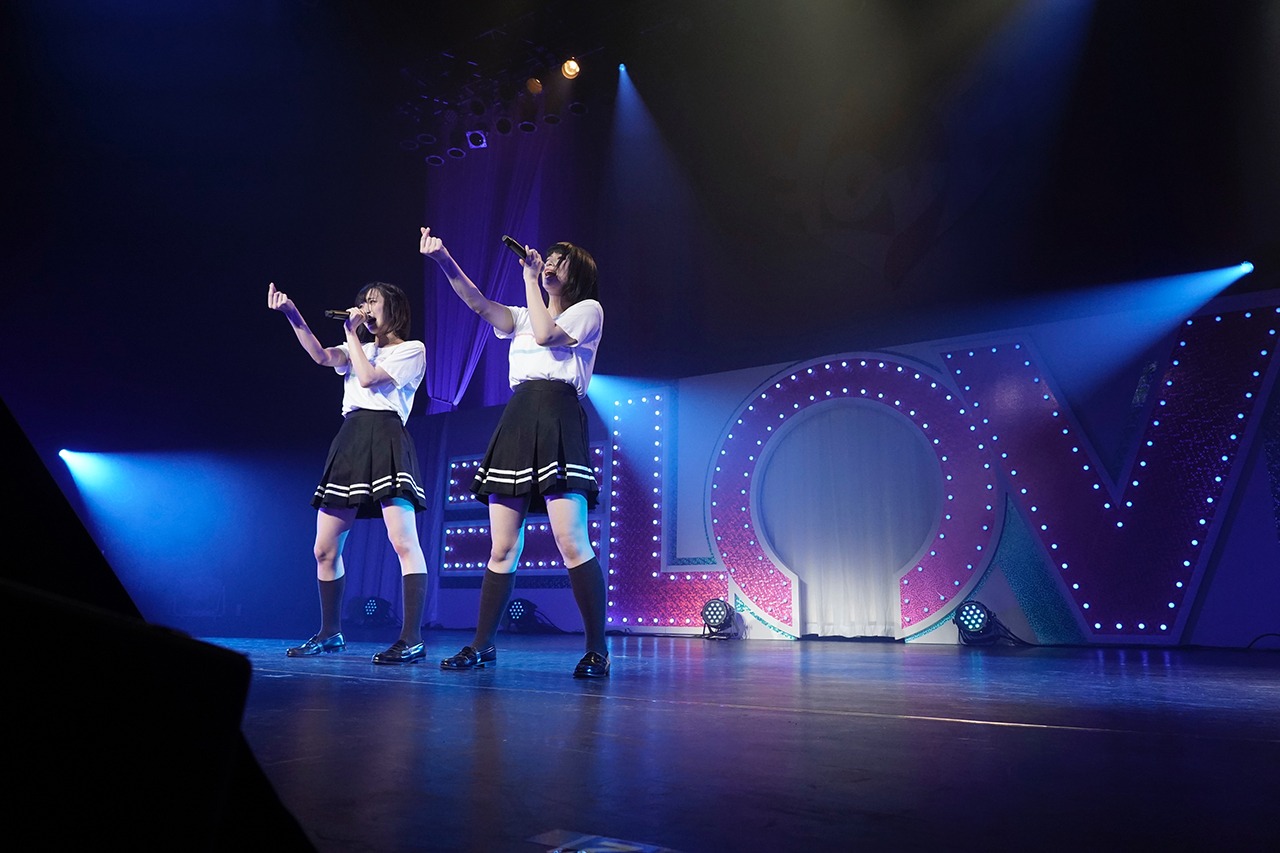 「虹の素」を披露する野口衣織、佐々木舞香。（Photo by Ken Ishii）