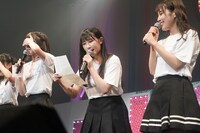 デビュー2周年記念イベント開催決定の知らせを読み上げる山本杏奈（中央）。（Photo by Ken Ishii）