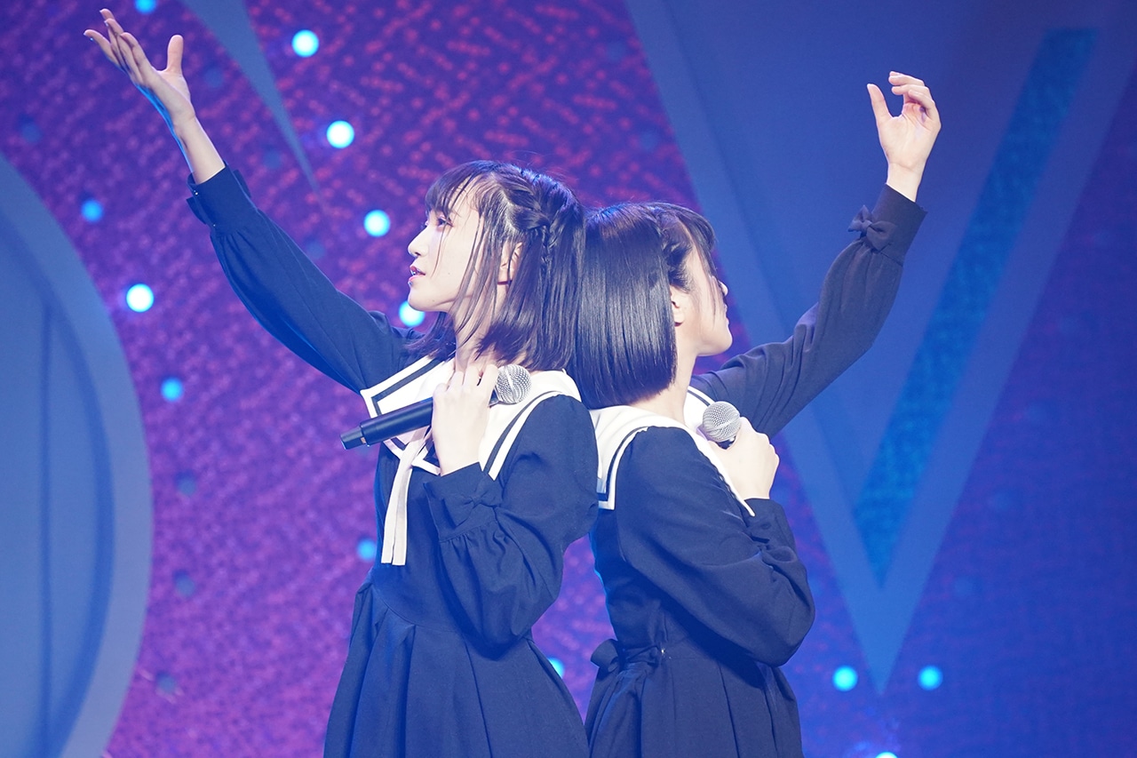 欅坂46「二人セゾン」を披露する野口衣織、佐々木舞香。（Photo by Ken Ishii）