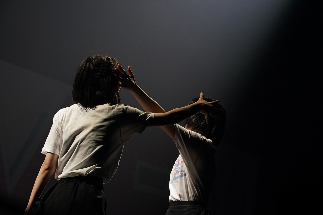 「虹の素」を披露する野口衣織、佐々木舞香。（Photo by Ken Ishii）
