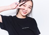 コラボTシャツを着用した山邊未夢。
