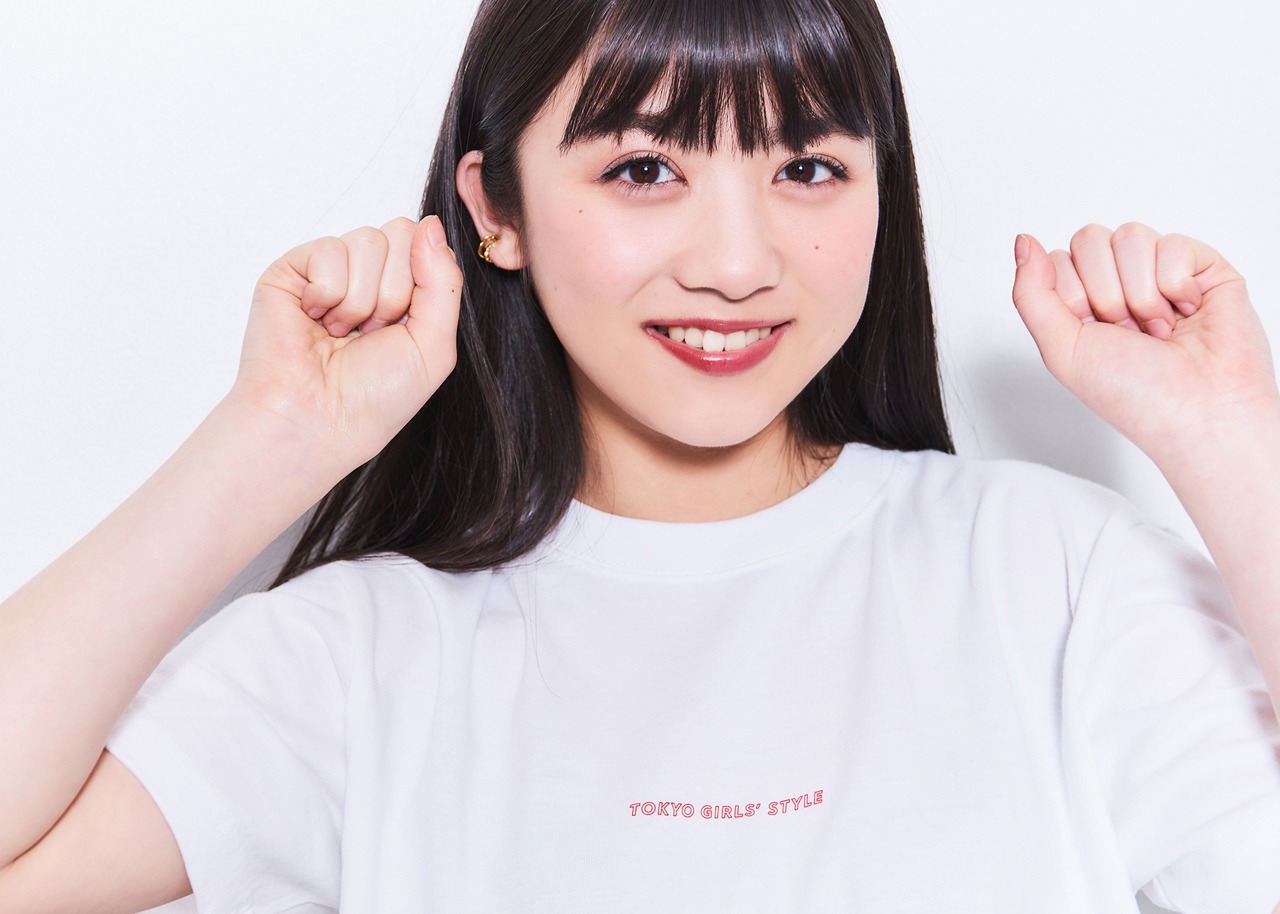 コラボTシャツを着用した新井ひとみ。