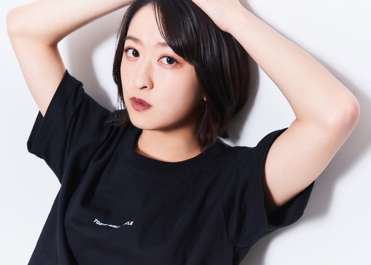 コラボTシャツを着用した中江友梨。