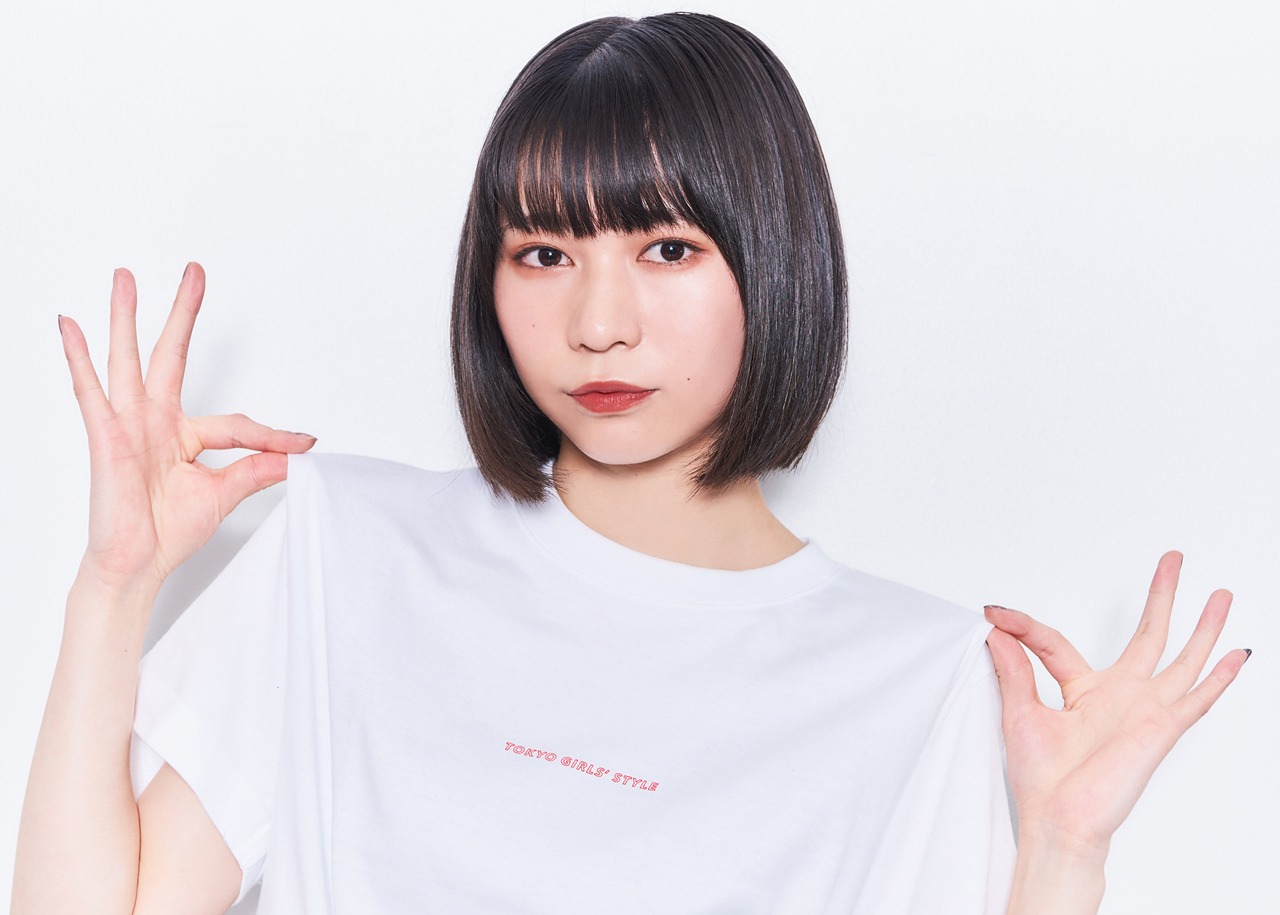 コラボTシャツを着用した庄司芽生。