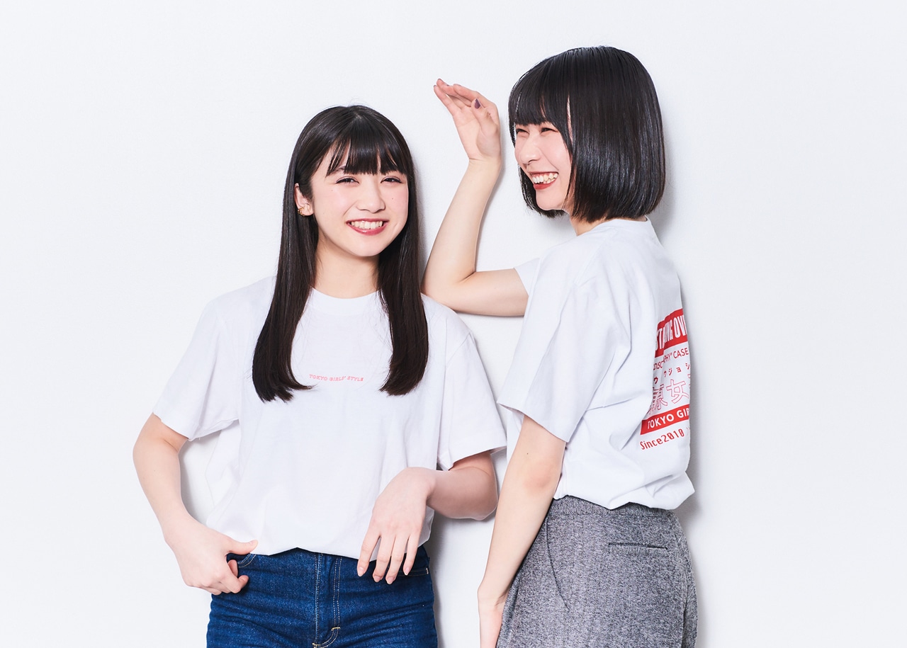 コラボTシャツを着用した新井ひとみと庄司芽生。