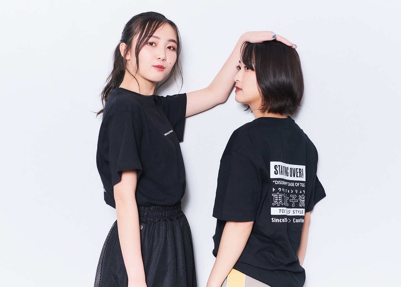 コラボTシャツを着用した山邊未夢と中江友梨。