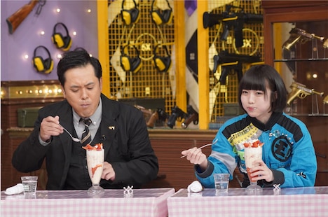 左から有田哲平、あの。(c)日本テレビ