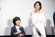 息子役を演じた潤浩（左）が話すのを笑顔で見守る広末涼子（右）。