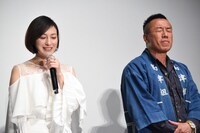 広末涼子（左）が「長渕剛の意外なところ」を語るのをその横で聞く長渕剛（右）。