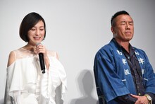 広末涼子（左）が「長渕剛の意外なところ」を語るのをその横で聞く長渕剛（右）。