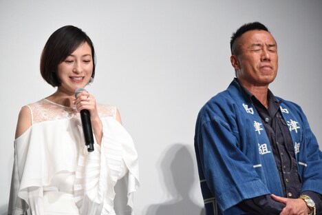 広末涼子（左）が「長渕剛の意外なところ」を語るのをその横で聞く長渕剛（右）。