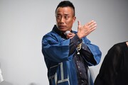 飯島直子の平手打ちを再現する長渕剛。