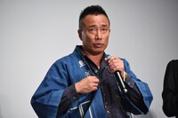 熱弁をふるう長渕剛。