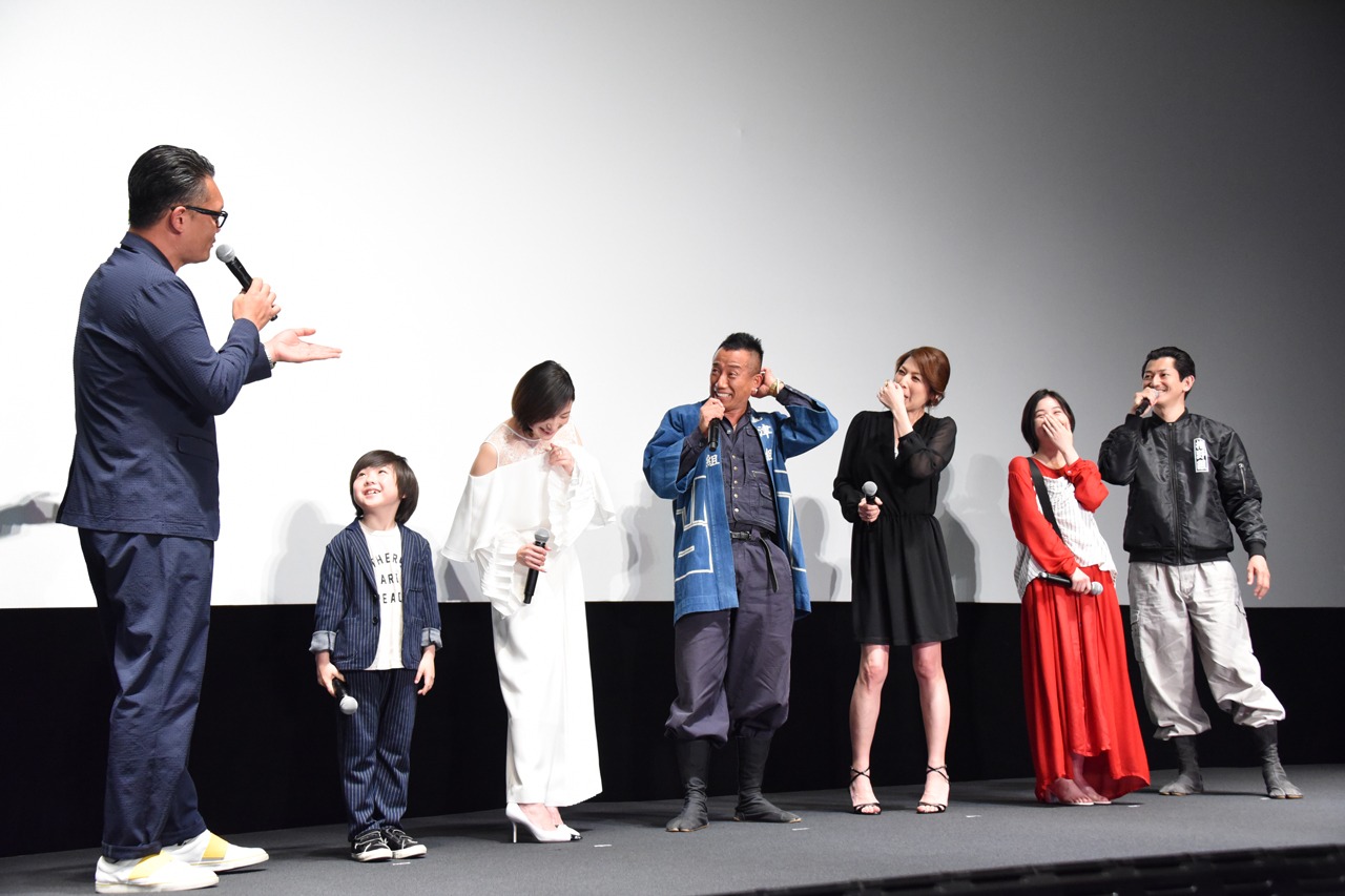 「ネタバレになっちゃいます！」とトークを止められた長渕剛（中央）。