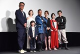 左から権野元監督、広末涼子、長渕剛、飯島直子、山口まゆ、瑛太。広末涼子の前が潤浩。