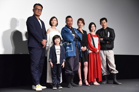 左から権野元監督、広末涼子、長渕剛、飯島直子、山口まゆ、瑛太。広末涼子の前が潤浩。