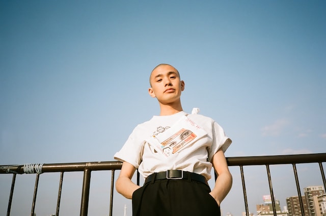 「ai qing Sacoche Bag」を肩からかけるKID FRESINO。