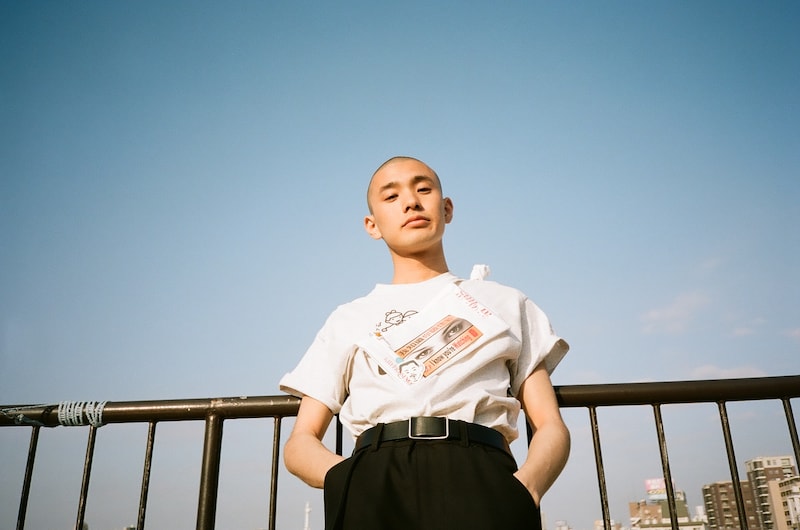 「ai qing Sacoche Bag」を肩からかけるKID FRESINO。