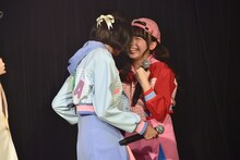 井上姫月（右）に詰め寄る寺島和花（左）。