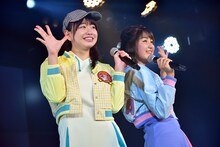 ゆうゆ「あんちょこ抜きのラブソング」を披露する吉田万葉、寺島和花。