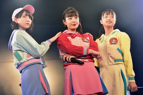 ribbon「それは言わない約束」を披露した戸羽望実、我妻桃実、依田彩花。