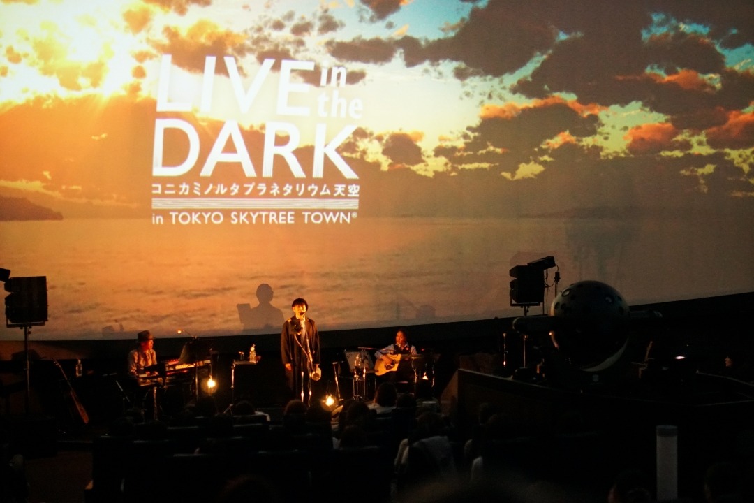 「LIVE in the DARK」4月12日公演より堂珍嘉邦のパフォーマンスシーン。