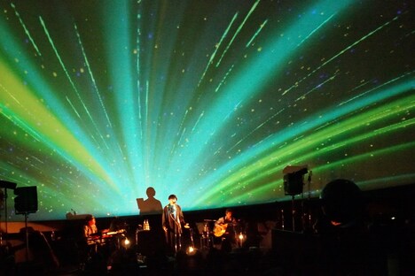 「LIVE in the DARK」4月12日公演より堂珍嘉邦のパフォーマンスシーン。