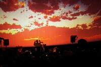 「LIVE in the DARK」4月12日公演より堂珍嘉邦のパフォーマンスシーン。